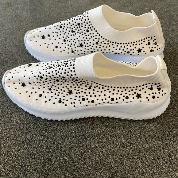 Shoes, slip on, white and black size 6, light weight, no name no brand - Picture 2 of 8